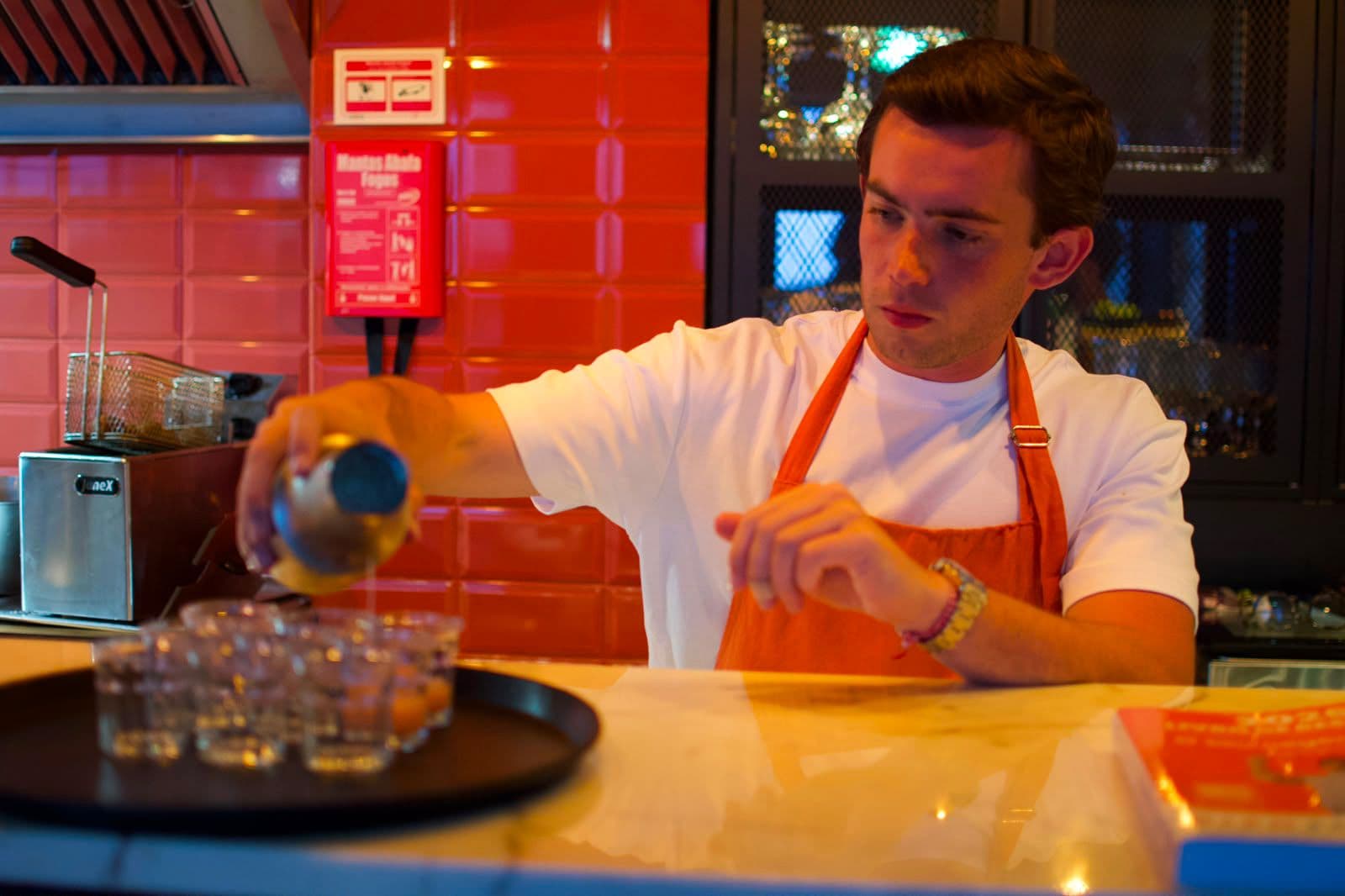 A cozinha aberta da KAYA, vista do balcão de mármore