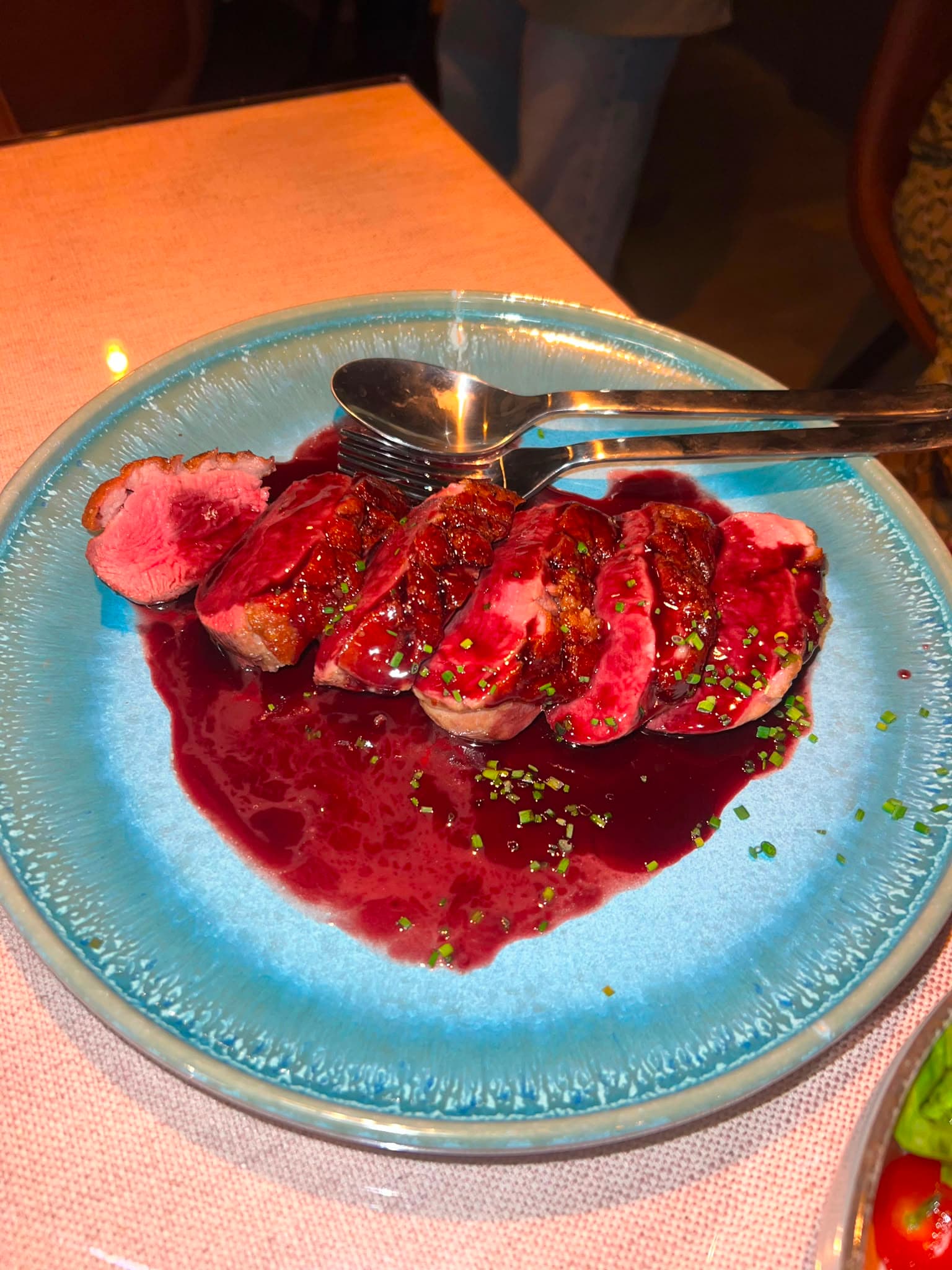 Magret de pato com molho de vinho tinto
